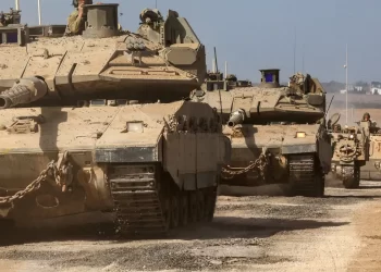 Tanques de Israel invadem sul de Gaza, que sofre maior ataque aéreo