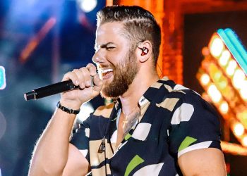 Zé Neto deixa a UTI após capotagem e fratura de três costelas