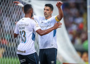 Grêmio vira sobre o Fluminense e termina vice do Brasileirão