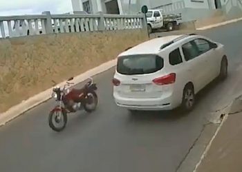 Câmeras flagram motocicleta circulando sozinha em Capelinha