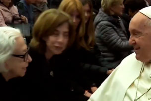 Fernanda Montenegro e Fernanda Torres recebem bênção do papa