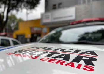 Durante abordagem, motociclista é flagrado sem capacete e alega que evitava manchar cabelo recém-pintado