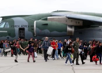 Voo para resgate de mais brasileiros em Gaza decola para o Egito