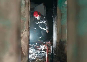 Teto de casa desaba após incêndio no bairro de Lourdes