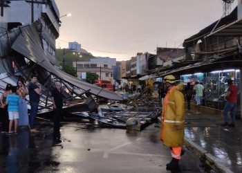 Com fortes ventos, telhado de loja desaba sobre veículos no centro de Fabriciano