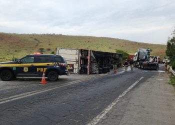 Carreta de frios tomba na BR-381, próximo ao Distrito Industrial