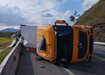 Carreta tomba e atinge motocicleta na BR-116