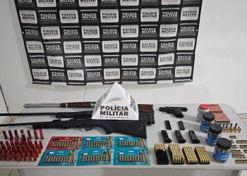 Homem ameaça a mulher e acaba preso com várias armas
