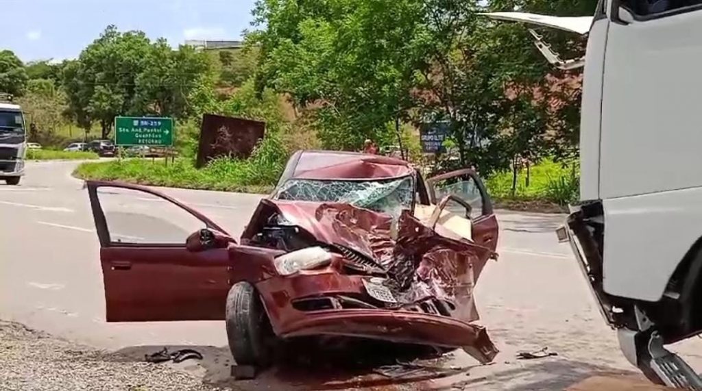 A batida entre carro e carreta aconteceu na BR-116, próximo ao trevo de Pontal.