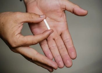 Entenda o que é o chip da beleza condenado por entidades médicas