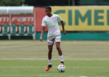 Barça lidera corrida por Estevão, mas Palmeiras não tem pressa para vender