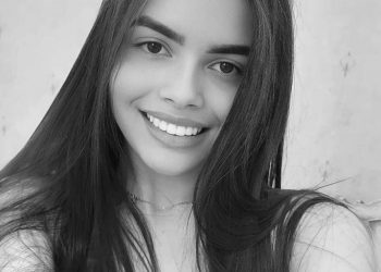 Mãe de jovem morta após fake news chora e pede Justiça