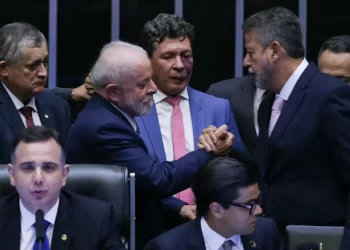 Lira dá bronca em oposição e pede respeito após vaias a Lula