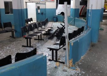 Homem surta e faz quebradeira em terminal rodoviário, farmácia e carros