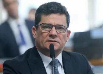 Juiz eleitoral questiona Moro sobre contrato com suplente