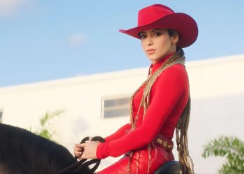 Shakira ganha escultura de mais de seis metros na Colômbia