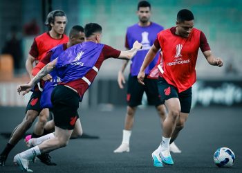 Por que Vitor Roque já está no Barcelona e Endrick ainda não foi pro Real?