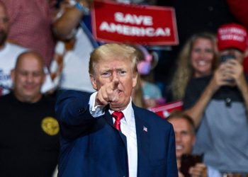 Trump se apresenta a tribunal para pedir imunidade e ameaça processar Biden