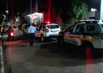 Adolescente é morto a tiros em frente a um bar; um suspeito foi preso