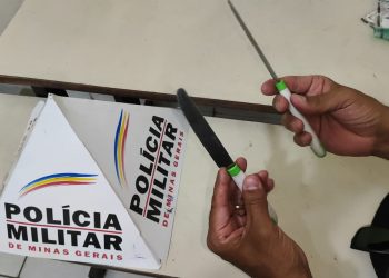 Homem é preso após ameaçar a própria mãe e irmã com uma faca