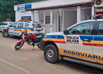 Adolescente é apreendido após conduzir moto sem retrovisor e com o escapamento aberto