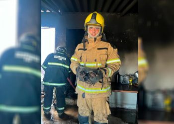 Bombeiros resgatam filhotes de cachorro durante incêndio em casa