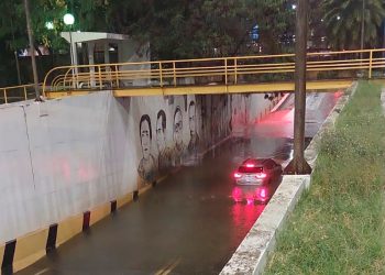 Um carro ficou preso no “Mergulhão” da Avenida Minas Gerais, no Centro de Governador Valadares. O caso aconteceu durante a intensa chuva que atingiu a cidade na noite de dessa terça-feira (2).