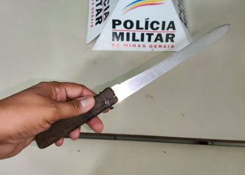 Homem é preso após ameaçar pai e irmãos com faca no São Raimundo