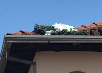 Coroa de flores sobrevoa cidade e para em casa próxima a do falecido