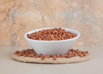 Emater entrega sementes de feijão para produtores atingidos pela seca