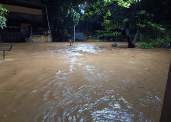Córrego transborda e atinge casas no bairro Vila Isa