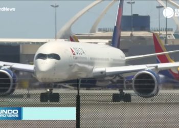 Homem invade pátio de aeroporto nos EUA e é sugado por turbina de avião