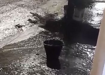 Morador recorre a balde de chuva para sobreviver a falta de água