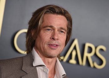 Brad Pitt passava dias sem tomar banho, conta ator que morou com ele