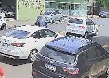 Homem é prensado por carro após briga de trânsito; veja vídeo