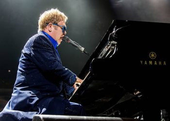 Elton John quer ganhar R$ 50 milhões com leilão de itens pessoais