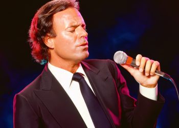 Julio Iglesias é detido em aeroporto devido a conteúdo em suas malas