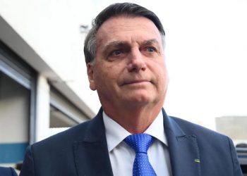 Casa de praia onde estava Bolsonaro também é alvo em ação da PF contra Carlos