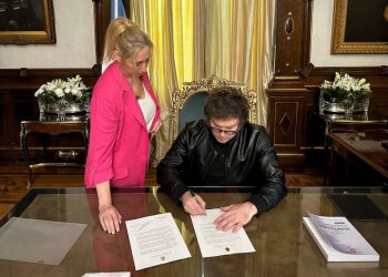 ‘A pátria não se vende’, grita multidão contra reformas de Javier Milei na Argentina