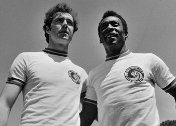 Viúva e empresário de Pelé brigam na Justiça por fatia da herança do ex-jogador