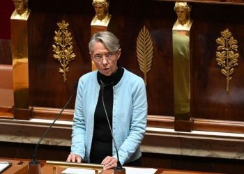 Primeira-ministra da França renuncia após ano político marcado por crises