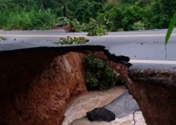 Trecho de rodovia é arrancado após chuva forte