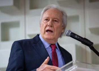 Lula anuncia Lewandowski para Ministério da Justiça e mantém Dino até fim do mês para transição