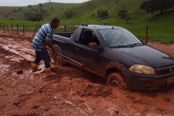 Vídeo mostra veículos agarrados em estrada de distrito de Valadares