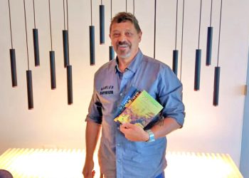 PRF aposentado lança livro comercializado em 13 países