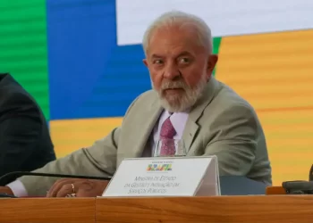 Lula evita falar sobre ato de Bolsonaro e jornalista é vaiada após pergunta