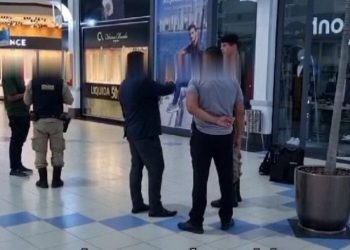 Dupla cava buraco e furta 1,5 kg de joias em loja do shopping