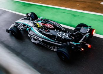 Hamilton lidera dobradinha da Mercedes no 1º dia de treinos da F1