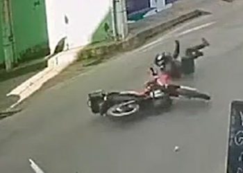 Motociclista bate em porta de carro estacionado e cai em avenida