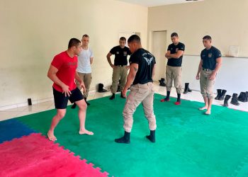 Atleta do UFC treina defesa pessoal com militares em Valadares